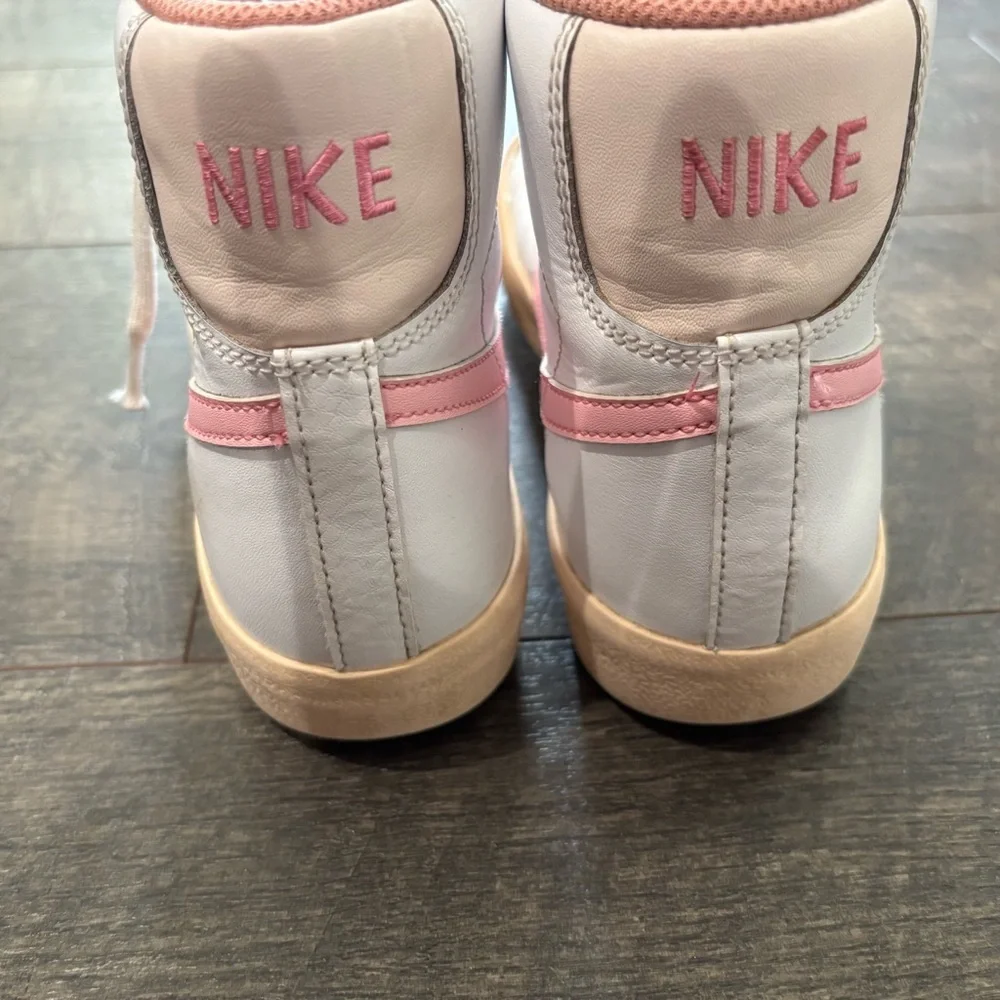 Nike Blazer Mid ‘77 summit white/pink foam Sneakers - Big Kids